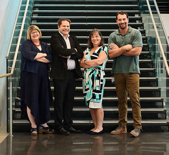 실험실에서 교수와 학생이 컴퓨터 화면을 보고 있다